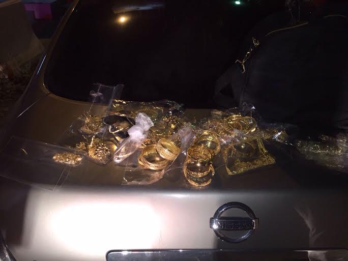 بالصور.. ضبط 10.5 كيلو من الذهب مجهولة المصدر وحبوب مخدرة بـ #مكة
