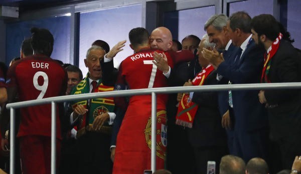 رئيس البرتغال يمنح وسام الشرف لرونالدو وزملائه