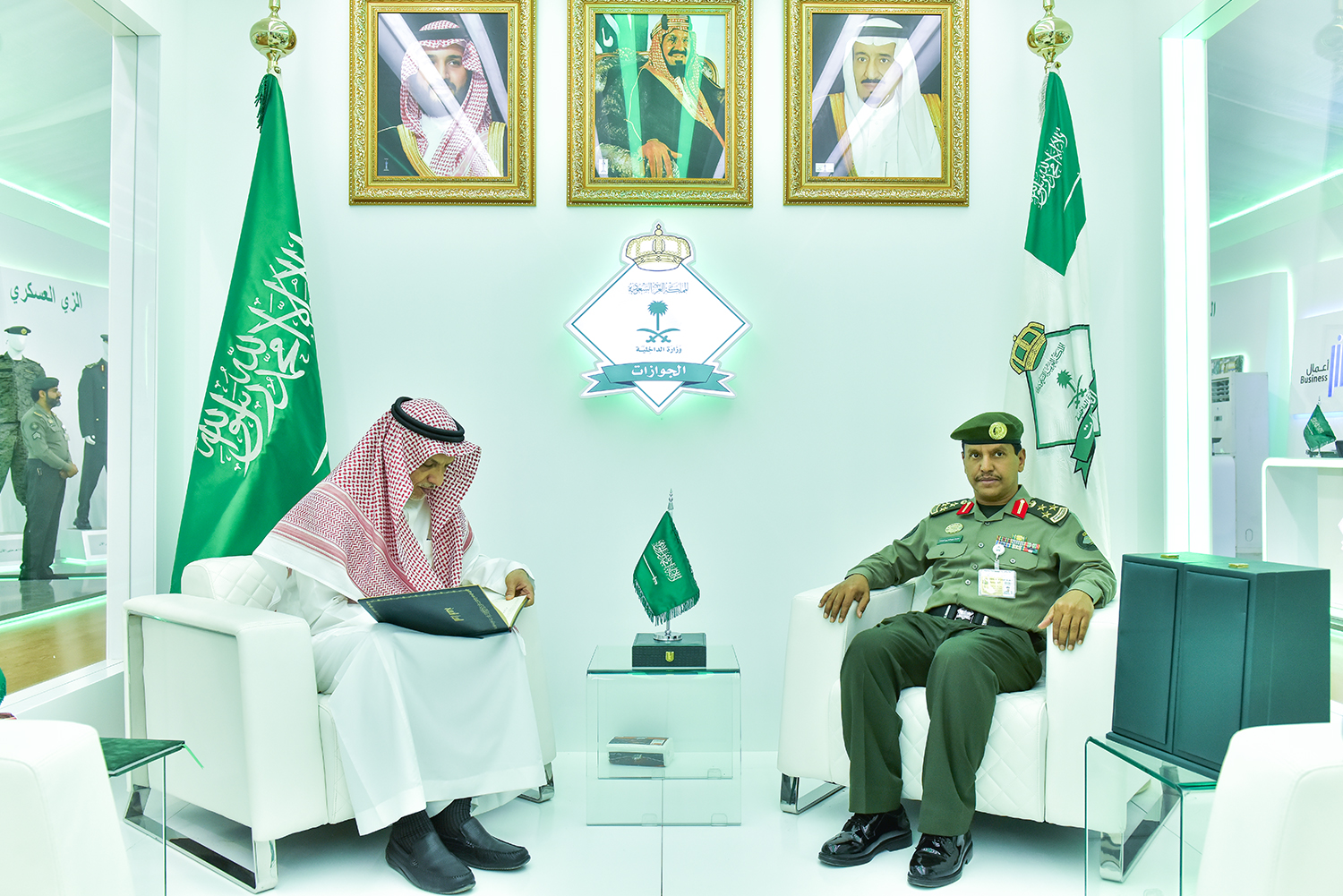 بالصور.. رئيس البريد السعودي يزور معرض الجوازات بالجنادرية