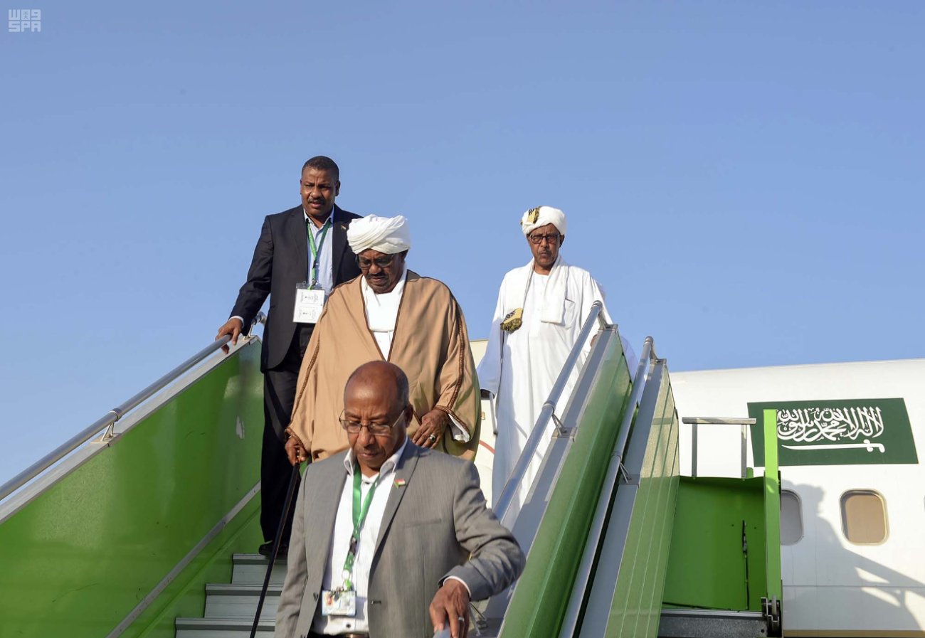 شاهد.. رئيس السودان يصل إلى المدينة لزيارة المسجد النبوي 