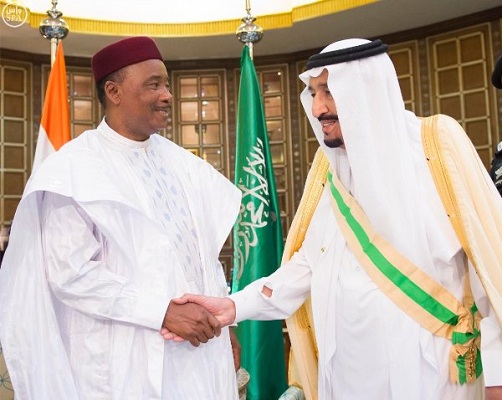 رئيس النيجر يقلد الملك سلمان وسام الاستحقاق الوطني