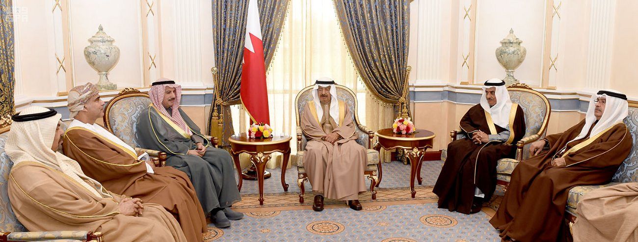 رئيس الوزراء البحريني لسفراء التعاون: أمننا من أمن السعودية