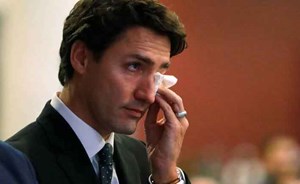 شاهد.. لحظة إنسانية مؤثرة تبكي رئيس وزراء كندا - المواطن