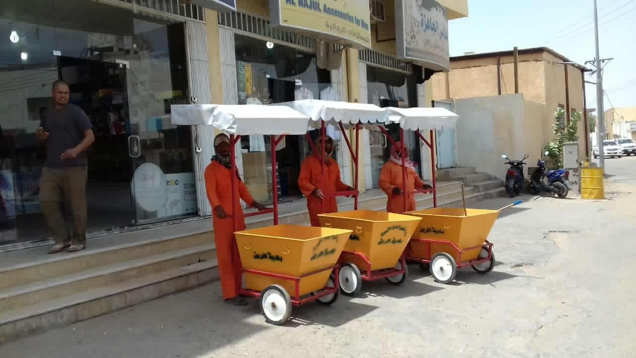 رئيس بلدية الرين يوفر عربات بمظلات واقية من الشمس لعمال النظافة