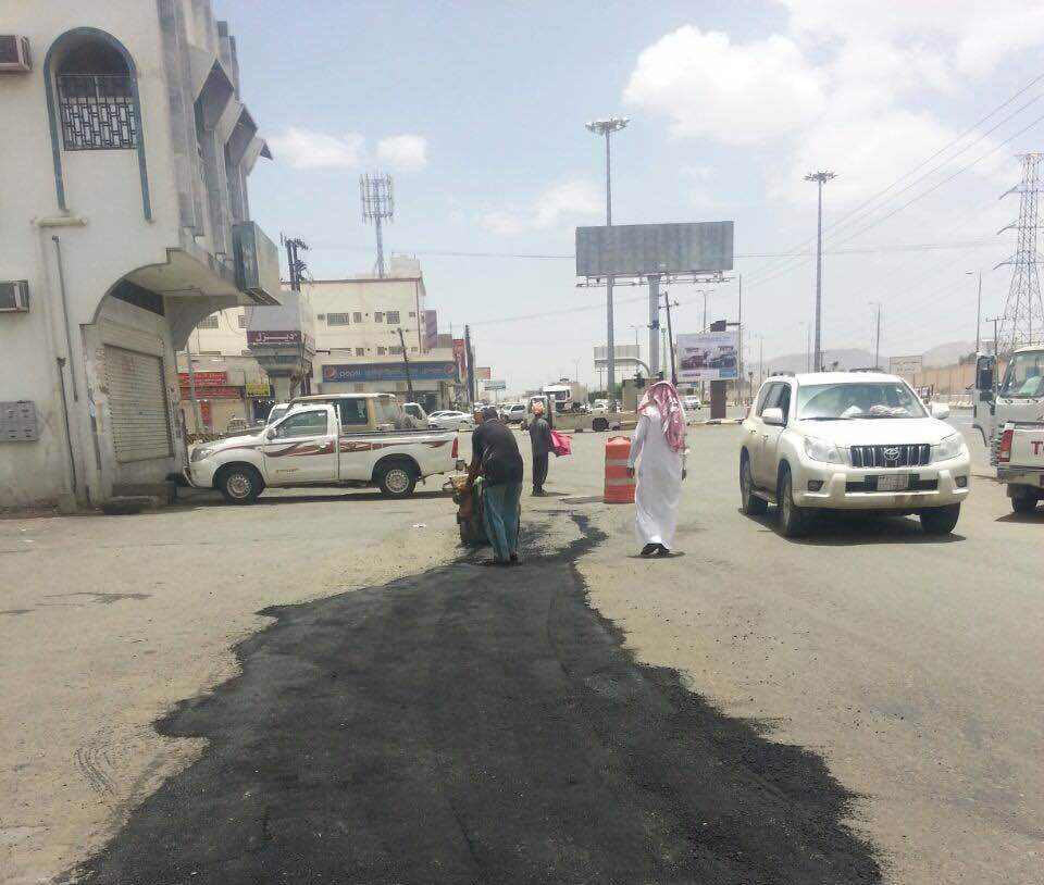 رئيس بلدية #خميس_مشيط: فرق عمل لفتح وتنظيف الشوارع بعد موجة #غامرة