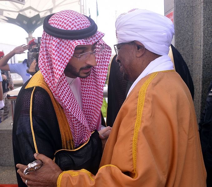 رئيس السودان يصل جدة ونائب أمير مكة على رأس مستقبليه