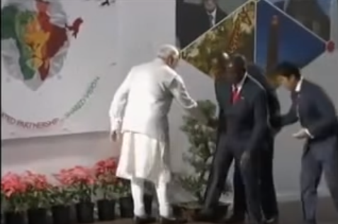 بالفيديو .. رئيس زيمبابوي يترنح في الهند