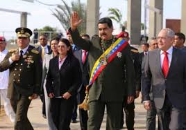 رشق رئيس فنزويلا بالبيض والحجارة خلال عرض عسكري