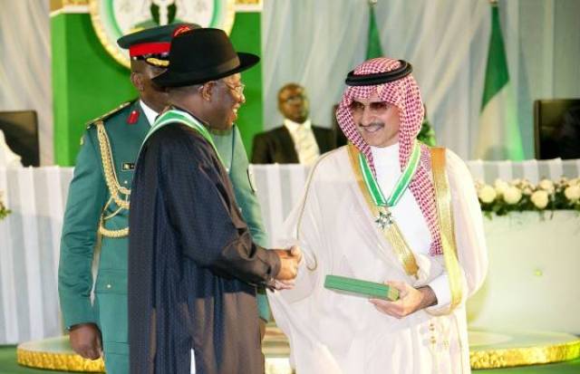 رئيس نيجيريا يمنح “الوليد بن طلال” وسام الشرف الوطني