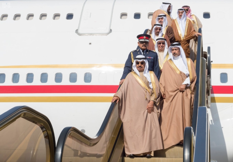 رئيس وزراء البحرين يصل إلى الرياض 1