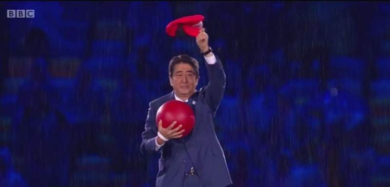 بالفيديو والصور.. رئيس وزراء اليابان يتقمص شخصية “سوبر ماريو”