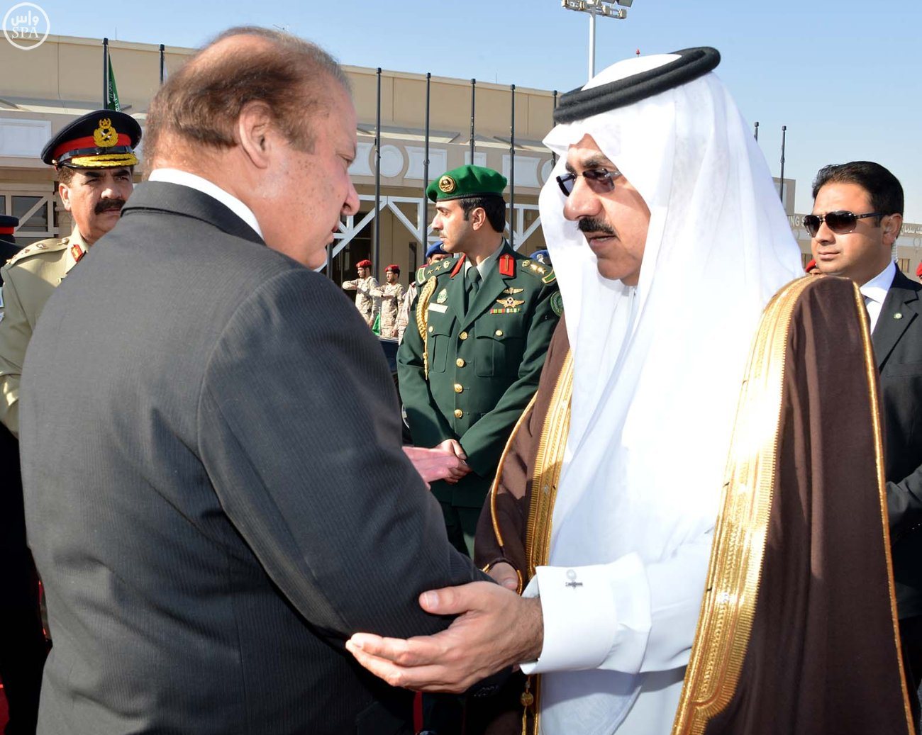 رئيس وزراء باكستان يغادر الرياض2