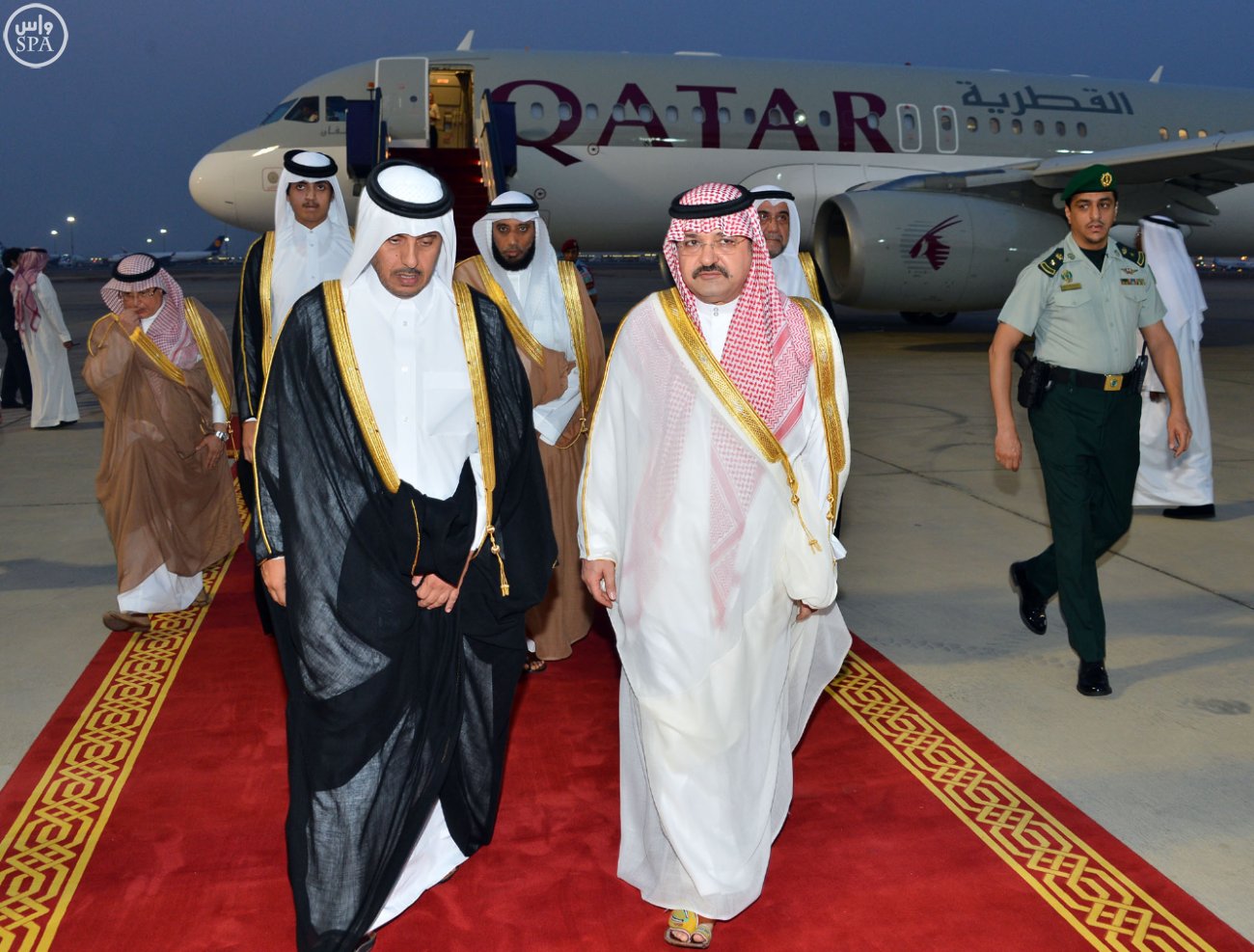 رئيس وزراء #قطر يصل #جدة للعزاء في #وفاة_الأمير_نواف_بن_عبدالعزيز