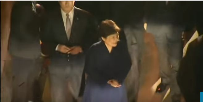 شاهد .. رئيسة كوريا الجنوبية تغالب دموعها أثناء مغادرة قصر الرئاسة للمرة الأخيرة