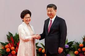 رئيسة هونج كونج التنفيذية الجديدة تؤدي اليمين أمام الرئيس الصيني