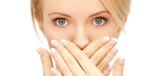 8 أسباب علمية وراء رائحة الفم الكريهة فاحذروها