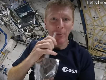 شاهد بالفيديو.. رائد فضاء يجهز القهوة في حالة انعدام الوزن