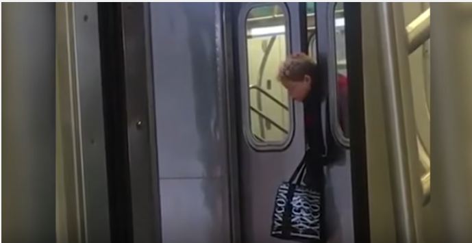 فيديو صادم.. رأس سيدة يعلق بين باب المترو والركاب يتجاهلونها