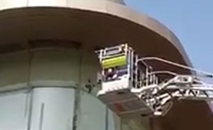 بالفيديو.. استقدام رافعة… من أجل انقاذ حَمامة في السعودية