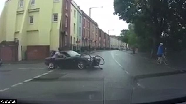 شاهد.. راكب دراجة غاضب يضرب سائق سيارة صدمه بوحشية