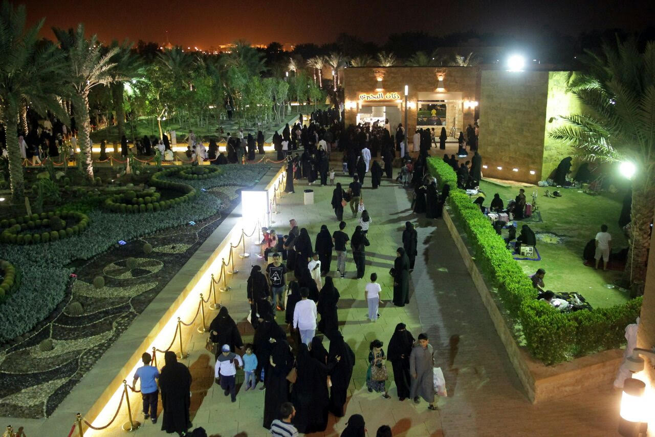 “ربيع الرياض 12”.. يقدم استشارات مجانية في إنشاء حديقة منزلية