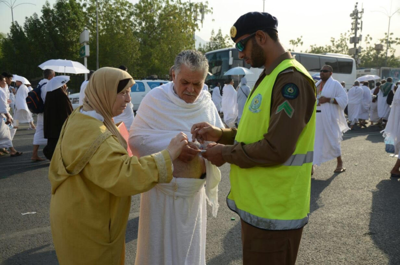 رجال الأمن دليل لإرشاد الحجاج التائهين ‫(162606213)‬ ‫‬