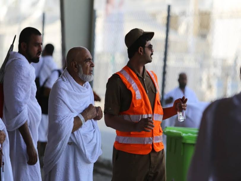 رجال الامن يساعدون حجاج بيت الله  ‫(1)‬ ‫‬