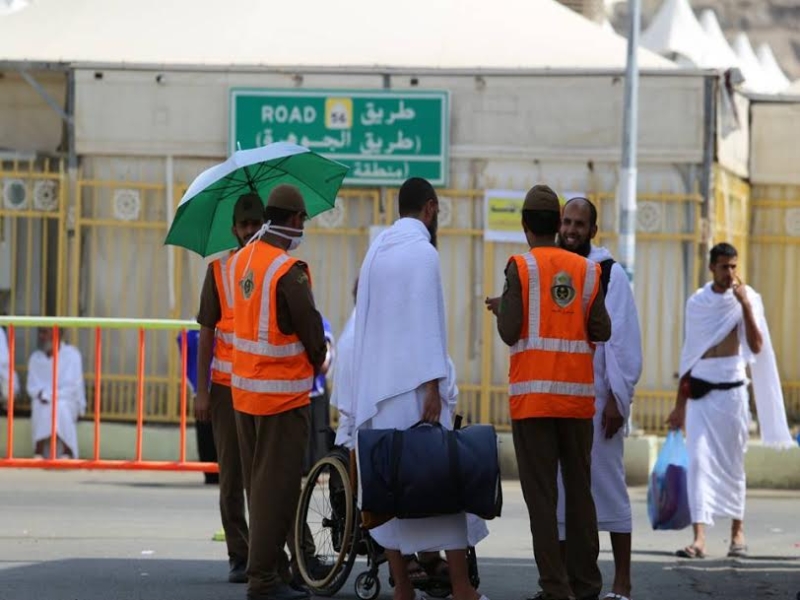 رجال الامن يساعدون حجاج بيت الله  ‫(212992805)‬ ‫‬