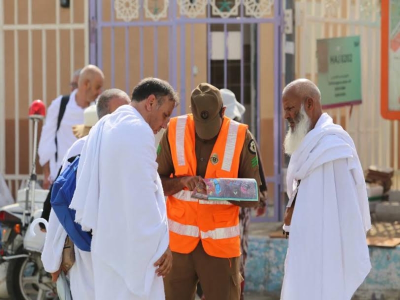 رجال الامن يساعدون حجاج بيت الله  ‫(212992806)‬ ‫‬