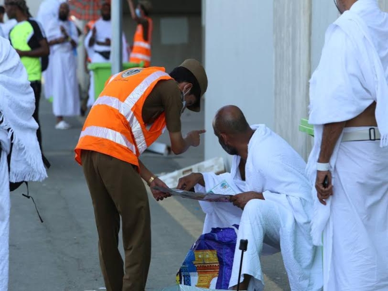 رجال الامن يساعدون حجاج بيت الله  ‫(212992813)‬ ‫‬