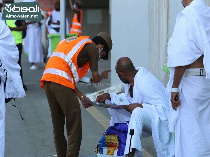 بالصور.. جهود مكثفة من رجال الأمن لمساعدة الحجاج بمنى