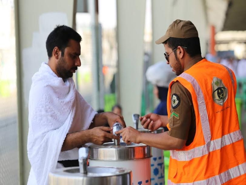 رجال الامن يساعدون حجاج بيت الله  ‫(212992815)‬ ‫‬