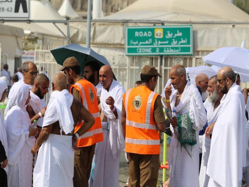 رجال الامن يساعدون حجاج بيت الله  ‫(212992818)‬ ‫‬