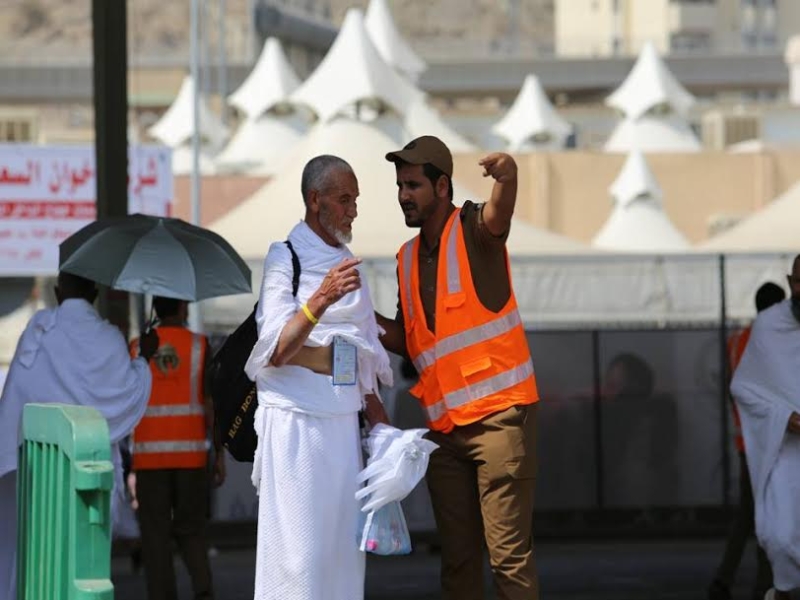 رجال الامن يساعدون حجاج بيت الله  ‫(212992820)‬ ‫‬