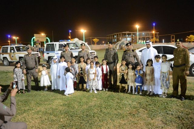 بالصور.. رجال الأمن يشاركون أطفال الحدود فرحة العيد