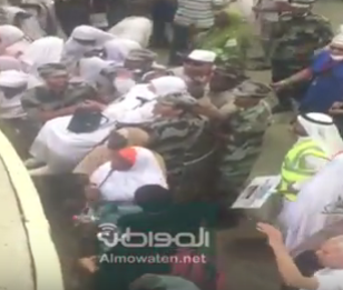 شاهد بالفيديو .. رجال الطوارئ يُساعدون مسنة ومسناً في رمي الجمرات