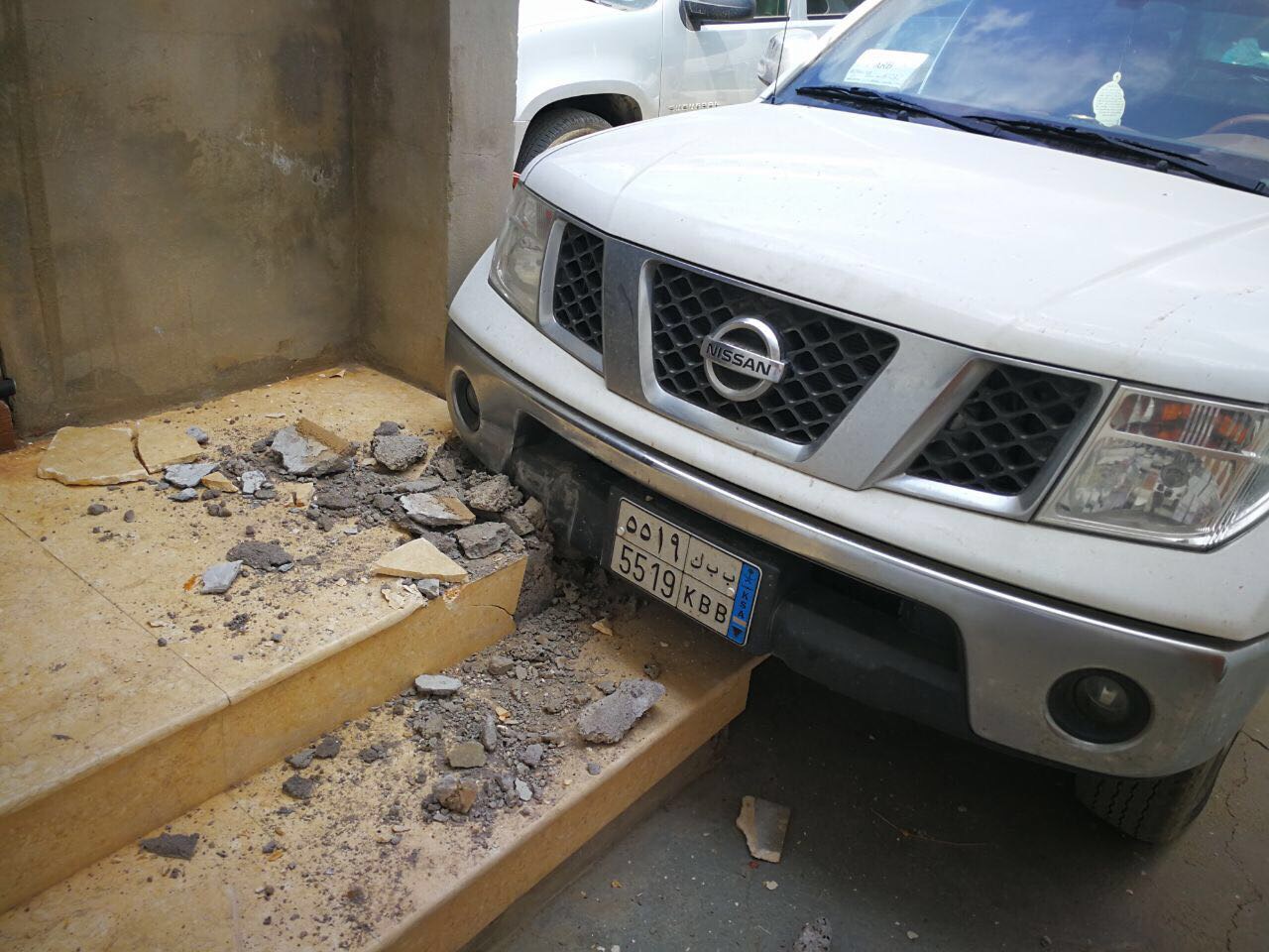 بلدية رجال ألمع ردًا على نجاة مواطن من الدهس بسيارتهم: هذا ما جرى