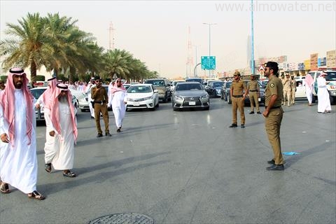 بالصور.. رجال مرور الرياض يتحدون الزحام والشمس لتنظيم السير