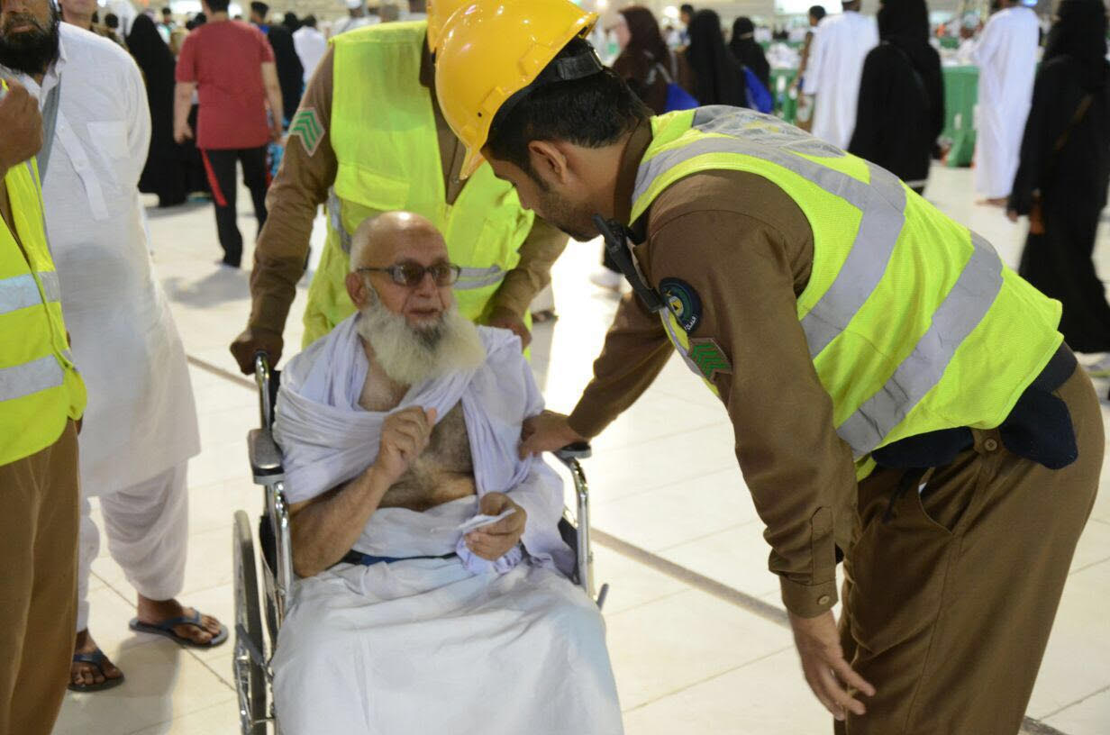 رجال الدفاع المدني.. يد حانية في رعاية ضيوف الرحمن