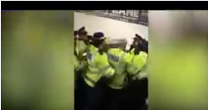 بالفيديو.. 7 رجال شرطة لإلقاء القبض على مشجعٍ واحد