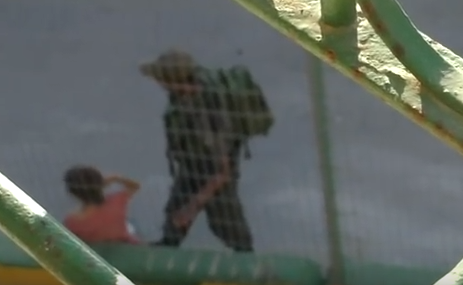شاهد.. جندي الاحتلال ينكّل بطفلة ويأخذ دراجتها بالخليل