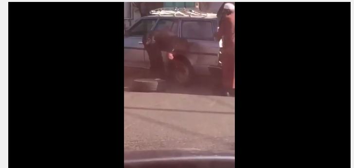 بالفيديو.. رجل أمن يوقف الدوريّة ليستبدل إطار مركبة سائق بمحايل عسير