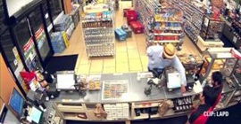 رجل يسطو على متجرٍ باستخدام يده كبندقية