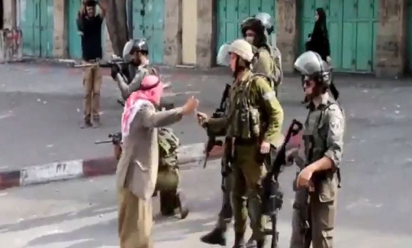 شاهد.. مسن فلسطيني يواجه قوات الاحتلال بصدره العاري - المواطن
