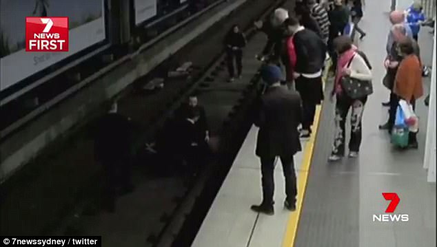 مشهد مرعب.. رجل يفقد وعيه أمام القطار