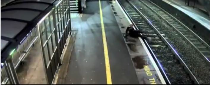 بالفيديو.. هذا ما حدث لمخمور قفز أمام القطار