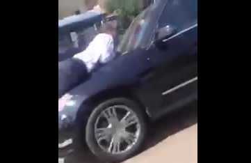 بالفيديو .. رجل يتعلق بمقدمة سيارة زوجته “الغاضبة” معرضاً حياته للخطر