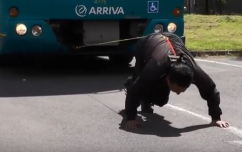 بالفيديو.. رجل يجر حافلة من طابقين بـ”خصلة” من شعره!