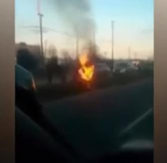 شاهد بالفيديو .. بعد شجار مع زوجته أحرق نفسه وجرى في الشارع !