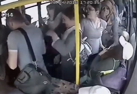 شاهد بالفيديو.. رجل يحصل على نصيب الأسد من ضرب “النسوة” في حافلة تركية !